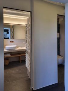 uma casa de banho com um lavatório e um espelho em La BouganVilla em Portovenere