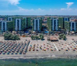 z góry widok na plażę z parasolami i budynkami w obiekcie Mamaia Nord - Apartament Beach Resort w mieście Năvodari