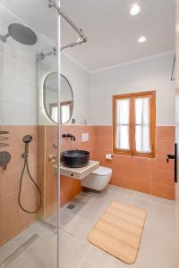 ein Bad mit einer Dusche, einem Waschbecken und einem WC in der Unterkunft Casa Della vita Loft ,Rhodes Old town in Rhodos (Stadt)