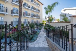 una pasarela frente a un edificio en Anais Bay Hotel en Protaras