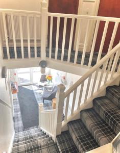 una vista aérea de una sala de estar con escaleras en The Cresswell Inn en Skegness