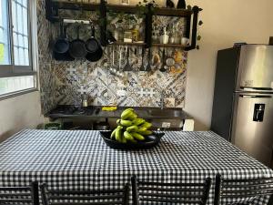 a bowl of bananas on a table in a kitchen at Hermosa cabaña amoblada en Pueblo Bello, Sierra Nevada in Pueblo Bello