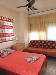 1 Schlafzimmer mit 2 Betten und einem Deckenventilator in der Unterkunft Blue View of Korinthian bay villa in Lecheo in Lékhaion