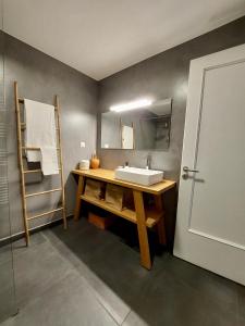 Christina-Anna Athens City Center walking distance to everywhere and Acropolis, in One of the most Favorable Locations by National Gardens and Zoo, Hellenic Parliament in Syntagma and Stylish Exquisite Kolonaki Cozy Renovated Apartment في أثينا: حمام مع حوض ومرآة