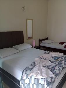 アハイアウ・ド・カボにあるMar & Mar Suitesのベッドルーム1室(ベッド2台、タオル付)