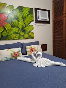 ブジオスにあるLa Colonialeのハート形のタオル2枚付きベッド
