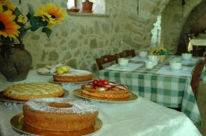 una mesa con tres pasteles encima en Agriturismo Le Sorgenti, en Norcia