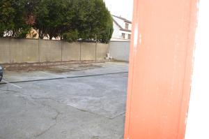 Pomarańczowy słup na parkingu obok płotu w obiekcie Le Pourpre w mieście Chelles