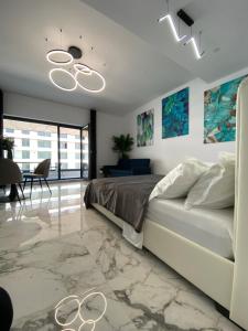 una camera da letto con un grande letto e pavimento in marmo di Eva Del Mar - Sea view - Mamaia Nord a Mamaia