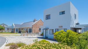 a view of a house from the street at Suikerbekkie in Struisbaai