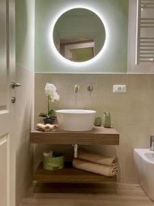Sikelia Apartment Centro - SELF CHECK-IN في باليرمو: حمام مع حوض ومرآة