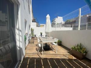 patio con mesa y sillas en el balcón en Guest House en Faro