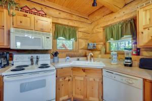 cocina con fogones blancos y fregadero en Smoky Mountain Vacation Rental with Hot Tub! en Gatlinburg