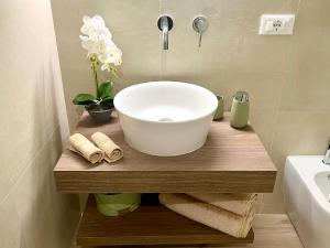 Sikelia Apartment Centro - SELF CHECK-IN في باليرمو: حمام مع حوض على منضدة خشبية