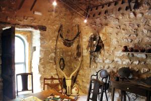 ein Zimmer mit einer Steinwand, mit einem Tisch und Stühlen in der Unterkunft Torre Forcheron in Amposta