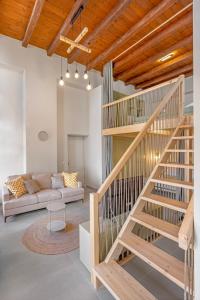 ein Wohnzimmer mit einer Treppe und einer Couch in der Unterkunft Casa Della vita Loft ,Rhodes Old town in Rhodos (Stadt)
