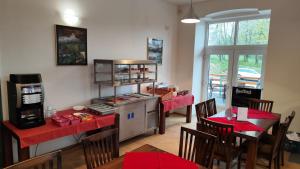 Kuchyň nebo kuchyňský kout v ubytování Hotel Stará Škola + 37 fotografií
