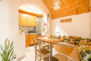 Η κουζίνα ή μικρή κουζίνα στο Cozy house in the old city