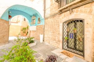 un edificio con una puerta con macetas. en Cozy house in the old city, en Bari