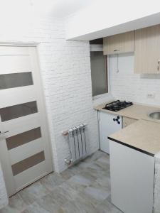 キシナウにあるApartment luxの白い壁と白いドアのキッチン