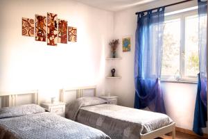 een slaapkamer met 2 aparte bedden en een raam bij Cascina Belvedere in Quargnento