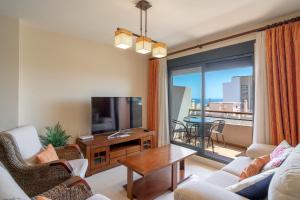 salon z telewizorem i balkonem w obiekcie Cala de Nerja Seaview Casasol w mieście Nerja