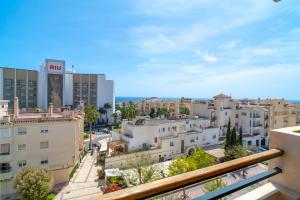 widok miasta z balkonu w obiekcie Cala de Nerja Seaview Casasol w mieście Nerja