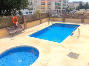 basen z ławką i oranżerią w obiekcie Cala de Nerja Seaview Casasol w mieście Nerja