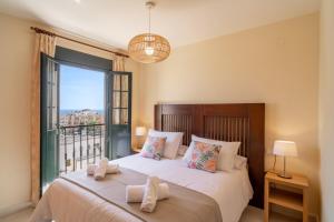 sypialnia z łóżkiem i dużym oknem w obiekcie Cala de Nerja Seaview Casasol w mieście Nerja