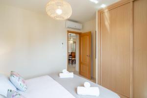 Łóżko lub łóżka w pokoju w obiekcie Cala de Nerja Seaview Casasol