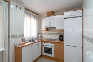 Kuchnia lub aneks kuchenny w obiekcie Cala de Nerja Seaview Casasol
