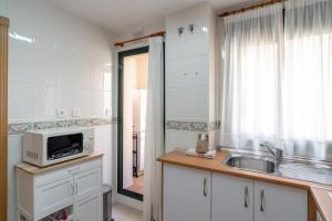 Kuchnia lub aneks kuchenny w obiekcie Cala de Nerja Seaview Casasol