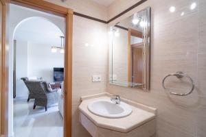 Łazienka w obiekcie Cala de Nerja Seaview Casasol