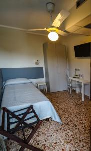 1 dormitorio con 1 cama y ventilador de techo en Hotel Bellavista en San Bartolomeo al Mare