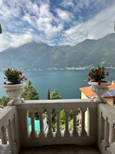 a balcony with two vases with flowers on it at Briisa De Ness in Nesso