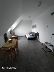 ein Wohnzimmer mit einem Sofa und einem Tisch in der Unterkunft Appartment Bella Italia in Liblar