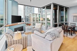 uma sala de estar com um sofá e uma televisão em Corazon City Suite by Iris Properties! em Victoria