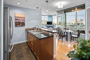 uma cozinha em plano aberto com vista para uma sala de jantar em Corazon City Suite by Iris Properties! em Victoria