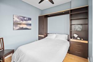 Corazon City Suite by Iris Properties! في فيكتوريا: غرفة نوم بسرير كبير وخزانة