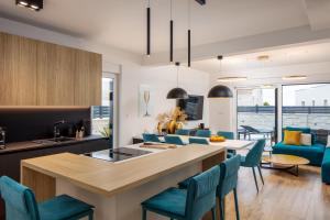 een keuken en een woonkamer met een tafel en stoelen bij Luxury Villa Vodice Sky in Vodice