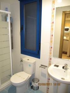 ein Badezimmer mit Toilette und Waschbecken in der Unterkunft Apartamentos Reservas León in San Isidro + 24 Fotos