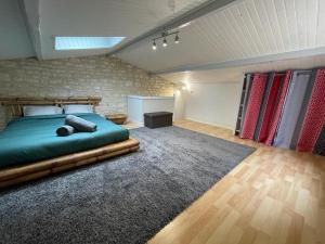 1 dormitorio con cama y alfombra grande en L'escale - Centre ville - proche gare SNCF - Wifi, en Niort