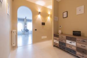 uma sala de estar com um arco e uma cómoda em Appartamento Ospedale Civile 5 - F&L Apartment em Brescia