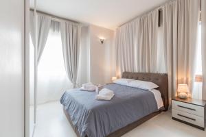 um quarto com uma cama com duas toalhas em Appartamento Ospedale Civile 5 - F&L Apartment em Brescia