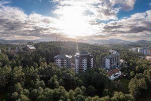 uma vista aérea de uma cidade com árvores e edifícios em Mount Inn La Boheme em Zlatibor