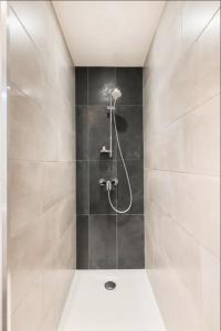 a bathroom with a shower with a glass door at Saint Etienne Confort 3 in Saint-Étienne