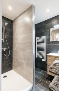 een badkamer met een douche en een wastafel bij Saint Etienne Confort 3 in Saint-Étienne