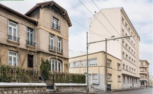 rząd budynków na ulicy w obiekcie Saint Etienne Confort 3 w mieście Saint-Étienne