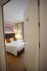 Zimmer mit einem Bett und einer Tür zum Schlafzimmer in der Unterkunft Palazzo Bibbi - Rooms to Live in Reggio di Calabria