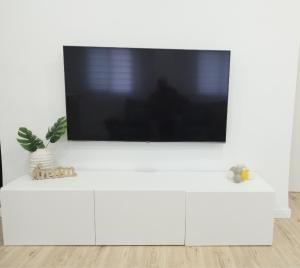 Televízia a/alebo spoločenská miestnosť v ubytovaní Nathannoel II